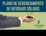 Imagem em fundo verde cana com tarja azul. Na parte principal, se vê duas mãos juntas segurando a terra com uma planta. Na tarja azul está escrito PLANO DE GERENCIAMENTO DE RESÍDUOS SÓLIDOS, na cor verde cana. Abaixo, à direita, a logomarca regional da Justiça do Trabalho na cor azul.