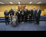 Foto de várias pessoas em ambiente no Tribunal Superior do Trabalho