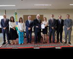 Foto de várias pessoas (homens e mulheres) em um ambiente do Tribunal Superior do Trabalho