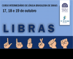 Arte na cor azul claro com texto sobre curso de LIBRAs. Abaixo, tarja horizontal azul marinho com os sinais em Libras. No canto superior direito, tarja branca com as logomarcas da Ejud e do TRT.