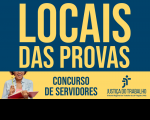Imagem com fundo azul marinho e tarja amarela. No fundo azul está escrito LOCAIS DAS PROVAS. Na tarja amarela, a figura de uma mulher com cabelos encaracolados, usando óculos, vestindo uma jaqueta azul clara sobre camiseta rosa, segurando nas mãos um caderno de capa vermelha e um lápis amarelo, e o texto CONCURSO DE SERVIDORES, na cor azul. Há também a logomarca azul da Justiça do Trabalho Regional (TRT16).