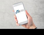 Imagem em fundo cinza em que se vê a mão de uma pessoa segurando um celular com a inscrição JTe JUSTIÇA DO TRABALHO ELETRÔNICA.