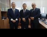 três homens de terno