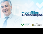 Imagem com foto de homem claro e grisalho, à esquerda, sorrindo e usando camisa clara e gravata azul. À direita, texto azul com o slogan da campanha.