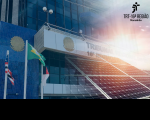 imagem de um prédio com dois brasões e as bandeiras do Maranhão, Brasil e TRT e, ao lado, imagem de placas de energia solar.