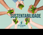 Cinco mãos em círculo cada qual em concha segurando mudas de plantas. Ao centro, palavra sustentabilidade em letras maiúsculas na cor azul e contorno amarelo. Abaixo logomarca do TRT da 16ª Região.