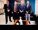 quatro homens de terno posam para a foto 