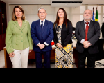 dois homens e duas mulheres posam para a foto. ao Fundo, bandeiras do Brasil e Maranhão hasteadas