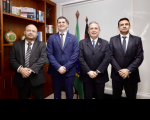 quatro homens de terno posam para a foto 