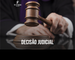 Imagem em fundo preto em que se vê duas mãos e uma delas segurando um martelo e abaixo está escrito Decisão Judicial.