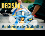 Pessoa deitada em situação de atendimento de emergência, sendo atendida por dois socorristas. Palavra decisão, em letras maiúsculas e na cor amarela, no canto superior esquerdo, seguida da logomarca do TRT16. Abaixo, frase acidente de trabalho em azul.