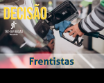 Detalhe de braço de frentista abastecendo tanque de combustível de veículo. Palavra decisão em letras maiúsculas na cor amarela e contorno branco. Abaixo como legenda em destaque na cor azul e contorno amarelo a palavra frentista.