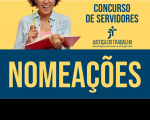 Imagem com fundo amarelo e tarja azul marinho na base. Na tarja azul, vê-se a inscrição NOMEAÇÕES em amarelo. Na parte amarela, vê-se uma mulher negra sorrindo, com cabelos encaracolados, usando óculos, vestindo uma jaqueta azul clara sobre camiseta rosa, segurando nas mãos um caderno de capa vermelha e um lápis amarelo. Vê-se também a inscrição CONCURSO DE SERVIDORES e a logomarca do TRT-MA, ambas em azul.