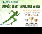 Imagem de fundo claro com figura de homem verde correndo, à esquerda, e ilustração de pódio com a indicação das varas trabalhistas vencedoras à direita. No topo, logomarca do TRT-MA e título verde CAMPEÕES DE SUSTENTABILIDADE EM 2022.