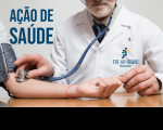 Foto de um médico com barba branca aferindo a pressão no braço de um rapaz. No canto superior esquerdo, lê-se AÇÃO DE SAÚDE.