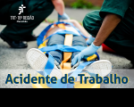 Foto de pessoa deitada em situação de atendimento de emergência, sendo atendida por dois socorristas. No canto superior esquerdo, vê-se a logomarca do TRT-16, na versão branca. Abaixo, frase ACIDENTE DE TRABALHO em azul.