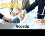 Detalhe fotográfico de três homens vestidos com ternos, sentados em volta de uma mesa de reunião, onde dois deles dão apertos de mãos.