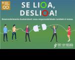 Imagem de fundo verde em degradê com ilustração de cinco pessoas segurando uma tomada branca e desligando-a do plugue. Acima, o texto SE LIGA, DESLIGA! em letras brancas, sendo os dois Gs em verde e vermelho.