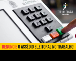 Imagem de uma urna eleitoral onde se vê um dedo apertando o botão verdade da urna. Abaixo, o texto "DENUNCIE O ASSÉDIO ELEITORAL NO TRABALHO!" No canto superior direito, a logomarca do Tribunal na cor branca.