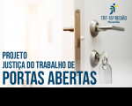 Detalhe fotográfico de maçaneta de porta com chave. No canto superior direito, logomarca do TRT-16 e texto no canto inferior esquerdo Projeto Justiça do Trabalho de Portas Abertas em letras maiúsculas na cor azul.