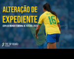 Imagem de fundo azul transparente, mostrando torcida e jogadora da Seleção Brasileira de braços abertos. Em destaque, à direita e sem transparência, jogadora com a camisa 16, de costas. À esquerda, textos em amarelo e branco sobre o tema da notícia. No canto inferior esquerdo, logomarca do TRT-16 na versão branca.