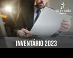 Imagem em um local com luz indireta ao fundo. No primeiro plano, se vê um homem de barba, usando terno escuro, segurando um papel com as duas mãos e uma caneta na mão direita. Abaixo, o texto INVENTÁRIO 2023. Acima, à direita, a logomarca do TRT-16 na cor branca.