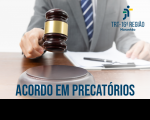 Homem de terno cinza e gravata listrada azul e branca, segurando o martelo da justiça com a mão direita e apoiando papéis sobre a mesa com a mão esquerda. No canto superior direito, logomarca do TRT-16 e no rodapé, de forma centralizado, texto escrito na cor azul ACORDO EM PRECATÓRIOS.