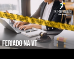 Imagem de uma pessoa, vestida com terno e camisa social branca, digitando em um notebook que está sobre amesa. À frente, faixa amarela por toda a foto escrito atenção. No canto superior direito, logo do TRT-16 e no canto inferior esquerdo, texto escrito na cor branca FERIADO NA VT (vara do trabalho).