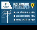 Arte com fundo azul, logomarca do Tribunal branca no lado superior esquerdo. Abaixo, ilustração de poste de energia elétrica. Texto na cor branca escrito: DESLIGAMENTO PROGRAMADO e inofrmações sobre o desligamento.