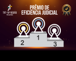 Imagem com fundo marrom mesclado com luz dourada. No centro da imagem a ilustração de um pódio cinza claro com os números 1, 2 e 3, com figuras da logomarca da eficiência judicial nas cores branca e azul (1), branca e amarela (2) e branca e cinza (3). Acima, texto PRÊMIO DE EFICIÊNCIA JUDICIAL. À esquerda, logomarca do TRT-16 na cor branca. À direita, ilustração de uma medalha nas cores dourada e preta.
