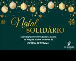 Imagem com fundo verde simbolizando o natal, com ilustrações de bolas, estrelas douradas e outros enfeites para árvore natalina. No centro da arte, há o texto Natal Solidário, na cor dourada, além de outras informações na cor branca. No canto inferior direito, a logomarca do TRT-16 na cor branca.