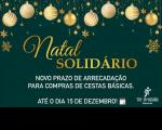 Arte com fundo verde simbolizando o natal, com ilustrações de bolas, estrelas douradas e outros enfeites para árvore natalina. No centro da arte, há o texto Natal Solidário, na cor dourada, além de outras informações na cor branca. No canto inferior direito, a logomarca do TRT-16 na cor branca.