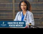 Foto de mulher negra jovem, sorrindo e usando jaleco branco sobre roupa médica azul, e com um estetoscópio no pescoço. Ela está sentada a uma mesa sobre a qual se veem um processo aberto e um martelo de juiz. O fundo esmaecido mostra uma estante com livros clássicos. Em primeiro plano. uma tarja azul no canto inferior esquerdo, contendo o texto CADASTRO DE NOVOS PERITOS MÉDICOS e a logomarca do TRT-16, na versão branca.