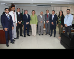 Dez pessoas (oito homens e duas mulheres), formando um semicírculo, em pé, posando para foto dentro de um gabinete.