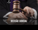 Imagem em fundo preto em que se vê duas mãos e uma delas segurando um martelo e abaixo está escrito Decisão Judicial