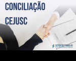 No primeiro plano, aperto de mãos simbolizando acordo. Há também imagem de uma folha de papel e uma caneta. No canto superior esquerdo as palavra CONCILIAÇÃO CEJUSC escrita na cor azul. No canto inferior direito, a logomarca do TRT-16.