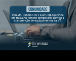 Imagem de fundo de um homem, sentado, mexendo em um notebook. À frente, texto escrito: COMUNICADO: VARA DO TRABALHO DE CAXIAS FUNCIONA EM TRABALHO REMOTO TEMPORÁRIO e mais informações. Abaixo, logomarca do Tribunal.  