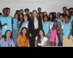 Grupo de pessoas posando para foto dentro de uma sala de aula.