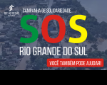 Arte com fundo azul transparente retratando as enchentes do Rio Grande do Sul. Em primeiro plano, o texto SOS RIO GRANDE DO SUL em letras coloridas e tarja vermelha com o texto VOCÊ TAMBÉM PODE AJUDAR!