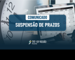 Arte com fundo transparente, mostrando foto de um relógio e de um computador com calendário. Em primeiro plano, vê-se tarja azul centralizada com o texto COMUNICADO SUSPENSÃO DE PRAZOS. Na base, vê-se a logomarca do TRT-16.