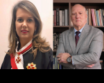 fotos de duas pessoas, uma mulher ao lado esquerdo, usando toga na cor preta; e um homem ao lado direito, vestindo terno cinza e gravata vinho, com os braços cruzados..