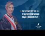Arte com fundo azul e imagem de um prédio. Ao lado esquerdo, uma mulher loira, vestida com toga, sorrindo para a foto. Ao lado direito, texto PRESIDENTE DO TRT-16 SERÁ EMPOSSADA COM CONSELHEIRA DO CSJT, na cor branca e logomarca do TRT-16.