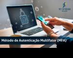 Foto das mãos de um homem mexendo no celular, em frente à um notebook que está sobre a mesa. Na base, texto escrito MÉTODO DE AUTENTICAÇÃO MULTIFATOR (MFA). No lado direito, na parte superior da imagem logomarca do TRT16.
