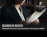 Foto de uma mulher clara usando blazer preto e camisa branca, e tendo atrás de si uma estante de madeira escura com livros. Ela analisa papéis que segura com ambas as mãos. No canto superior direito, vê-se a logomarca do TRT-16. Na base, lê-se RECURSO DE REVISTA REDUÇÃO DO ACERVO PROCESSUAL E DO PRAZO MÉDIO. 