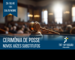 Recorte fotográfico de um Tribunal, desfocado em tons de marrom e dourado, com um martelo de juiz em primeiro plano. No canto superior esquerdo, bandeirola azul escura com as informações do evento em letras brancas. Abaixo, tarja azul escura desfocada na parte de cima, onde se lê CERIMÔNIA DE POSSE NOVOS JUÍZES SUBSTITUTOS em letras brancas, à esquerda. No lado direito da tarja, vê-se a logomarca do TRT-16.