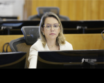 A foto mostra a presidente do TRT-16 desembargadora Márcia Andrea Farias no centro da imagem. Ela esta sentada em frente ao computador. 