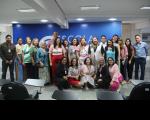 Imagem mostra juízes e servidores do TRT-16 posicionadas em pé no auditório da Ejud.