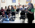 Foto mostra a juíza Liliana Bouéres reunida com representantes da sociedade civil em Barreirinhas.