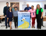 Foto mostra pessoas em pé segurando um cartaz com o nome do projeto Caminhos da Liberdade.