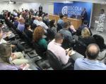 Foto mostra o auditório da EJUD cheio de servidores do TRT16. No canto superior direito a presença da presidente Desa. Márcia Andrea Farias falando para o público presente. Ao lado dela o palestrante Flávio Marcílio.
